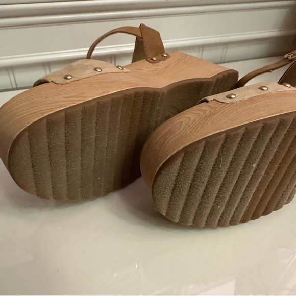 Dr. Scholl’s Platform Clog Tan - Picture 3 of 4